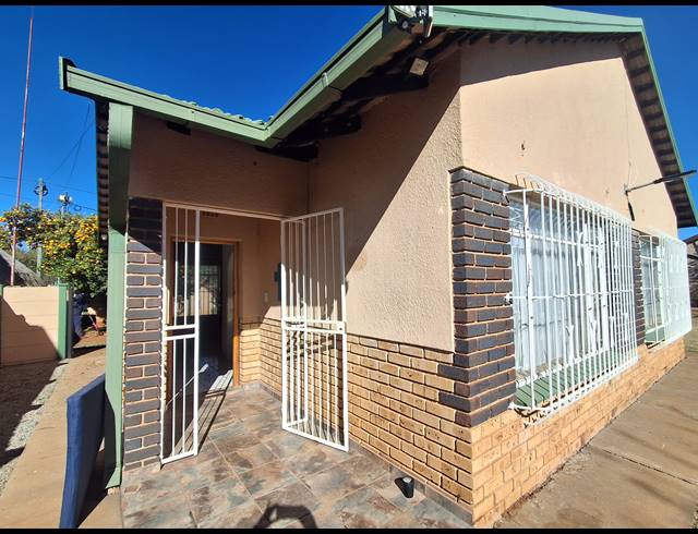 4 BEDROOM FREESTANDING FOR SALE IN STILFONTEIN EXT 4